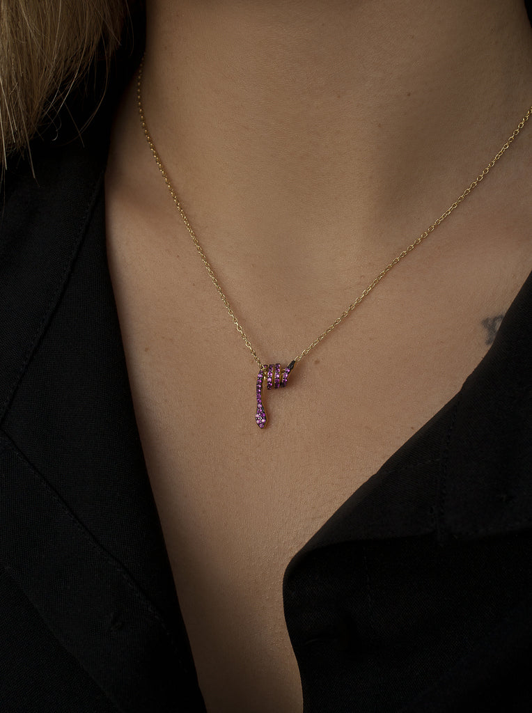 Collar de plata bañado en oro con colgante de serpiente y piedras
