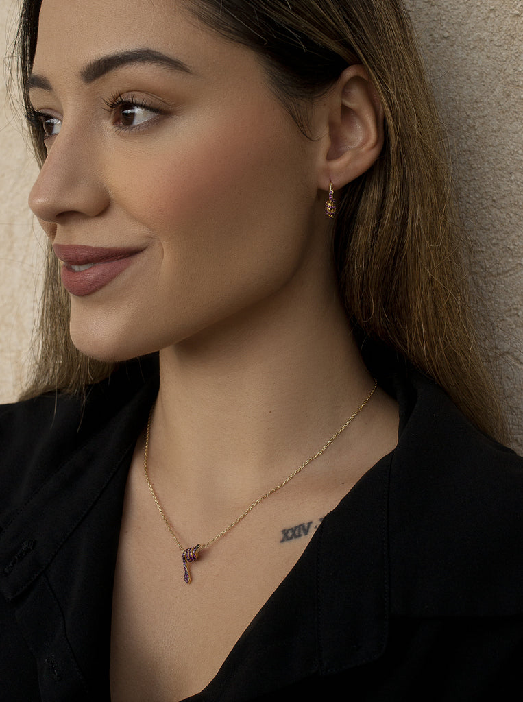 Collar de plata bañado en oro con colgante de serpiente y piedras