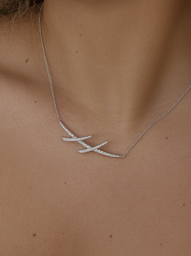 Collar de plata con circonitas diseño cruzado-LINEARGENT