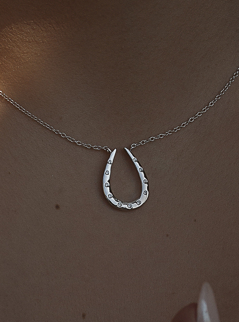 Collar de plata con circonitas en forma de herradura