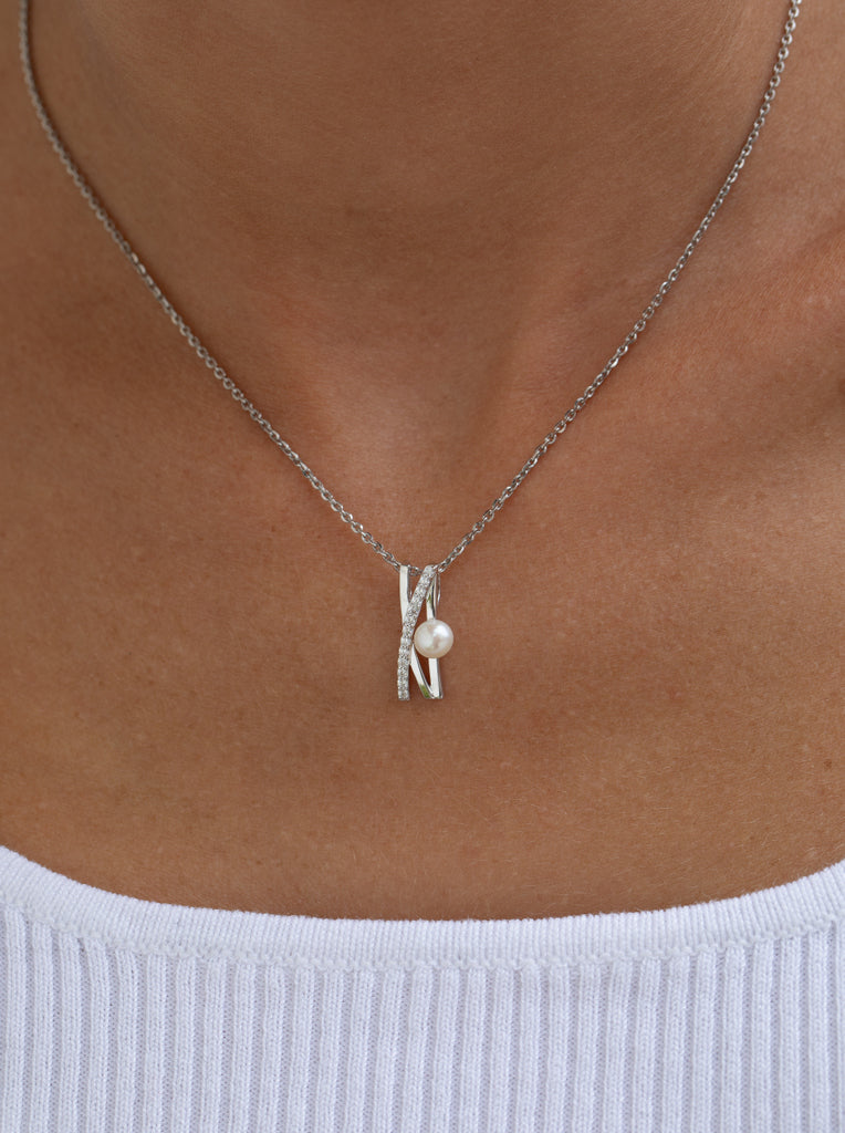 Collar de plata cruzado con circonita y perla