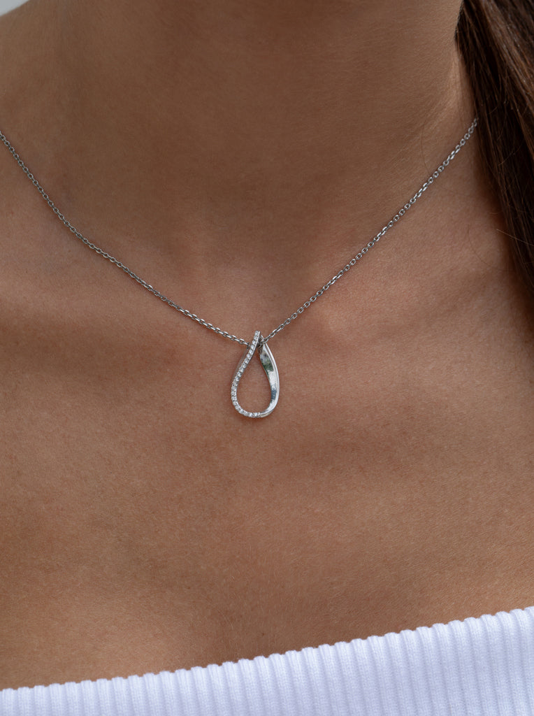 Collar de plata diseño minimal con circonitas