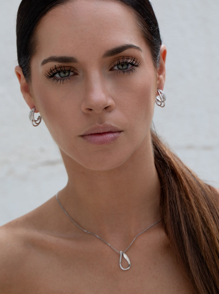 Collar de plata diseño minimal con circonitas