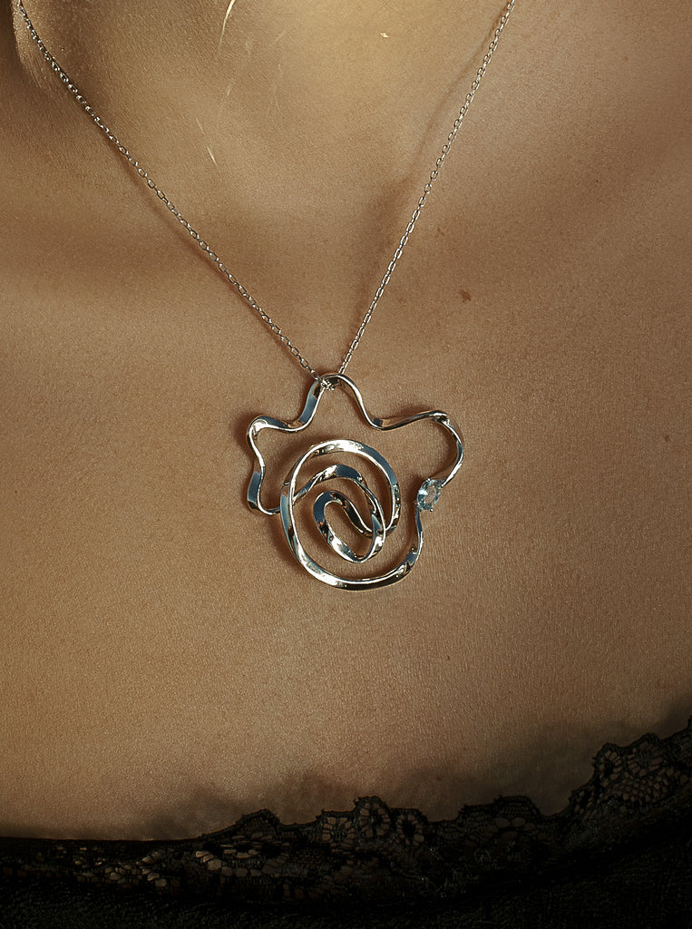 Collar de plata en espiral con piedra en tono azul
