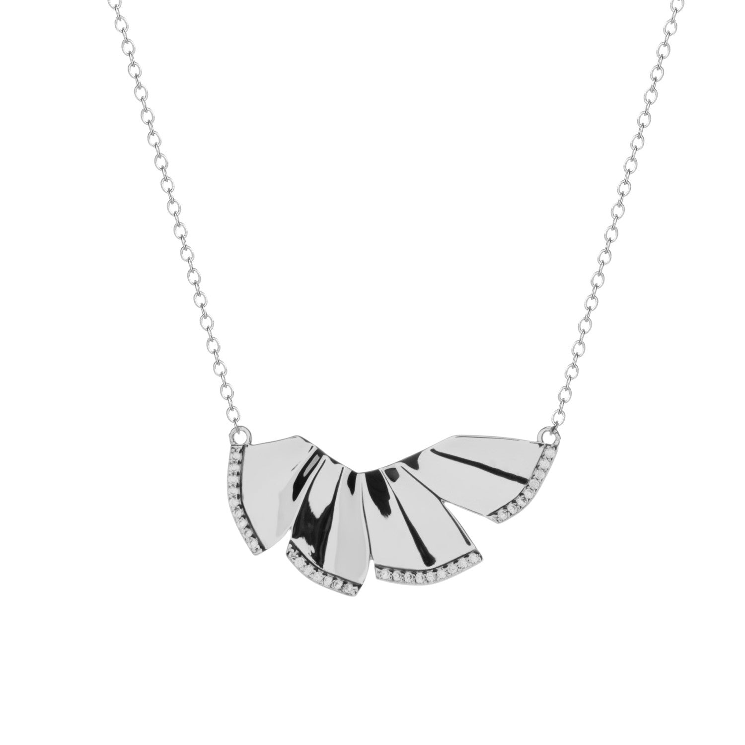 Collar de plata en forma de abanico y detalles de circonita