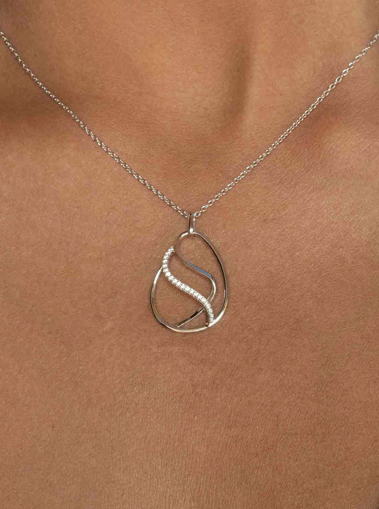 Collar de plata pequeño con disseño lineal enredado con circonitas