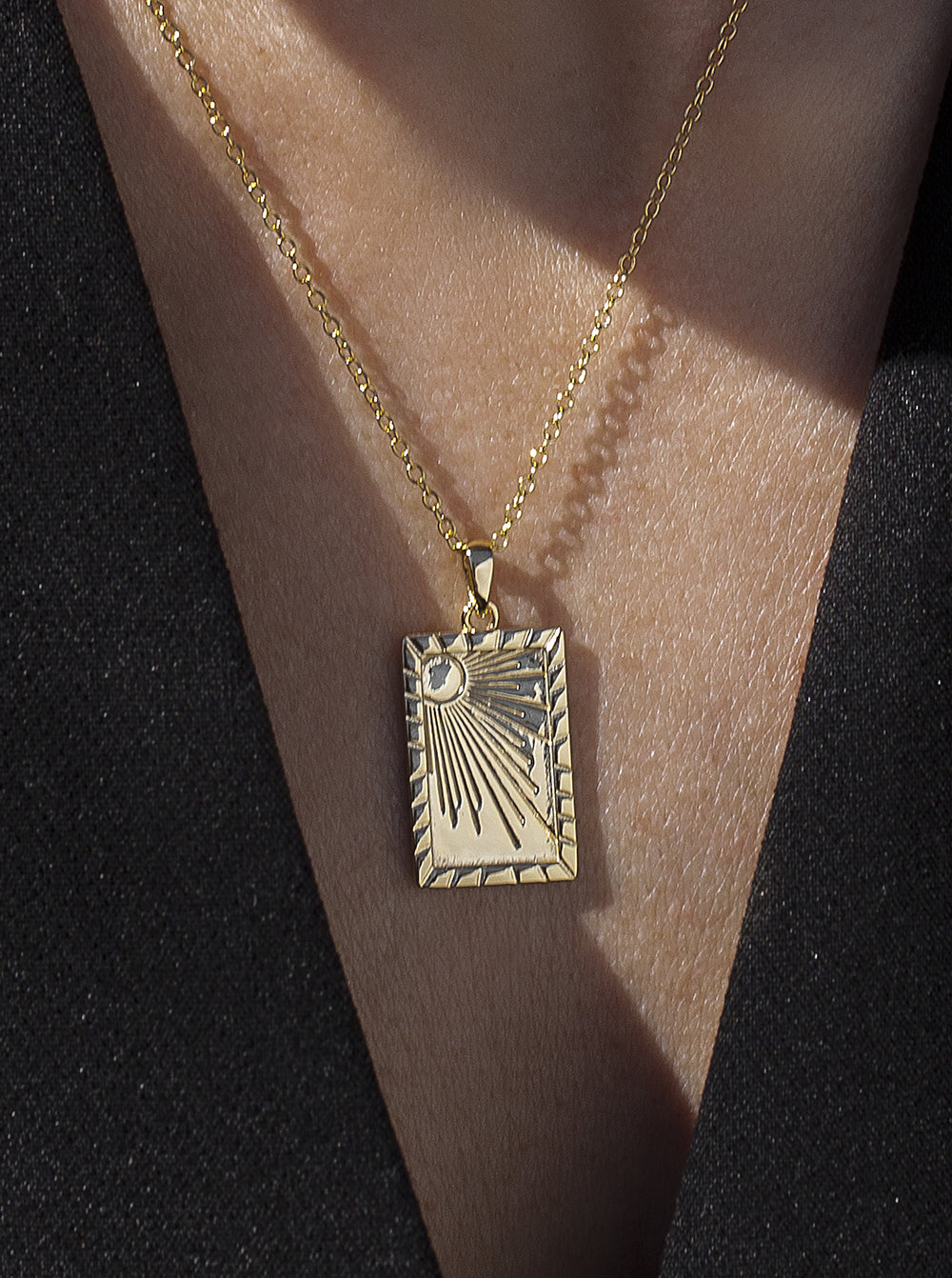 Collar medalla de plata diseño rectangular con motivo solar-LINEARGENT