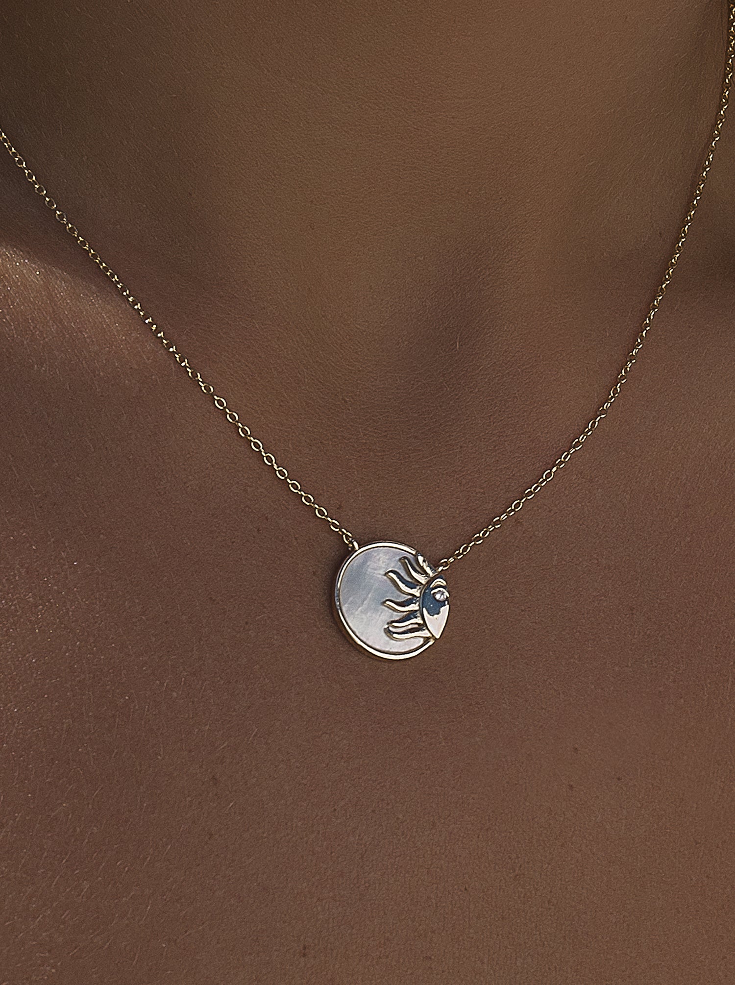 Collar medalla de plata diseño solar con nácar-LINEARGENT