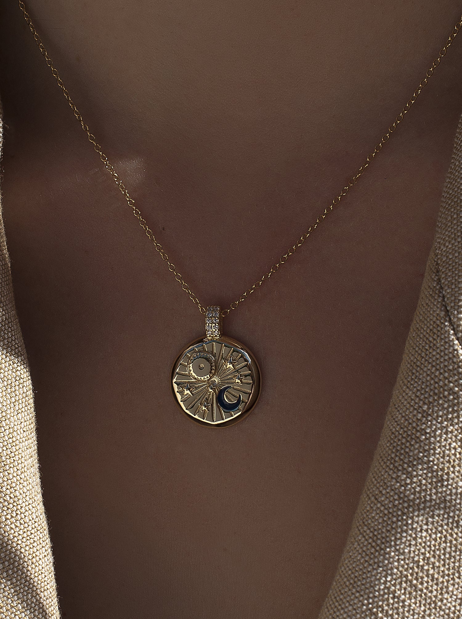 Collar medalla diseño universo con detalle de circonitas-LINEARGENT