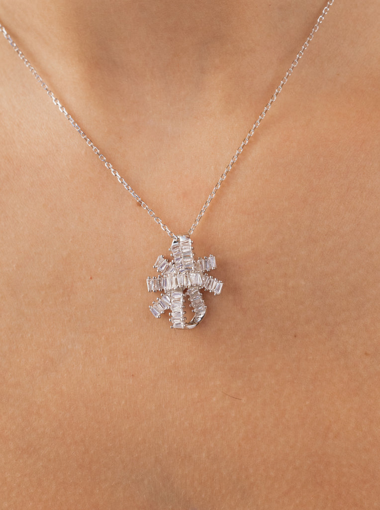 Collar pequeño con circonitas rectangulares forma floral