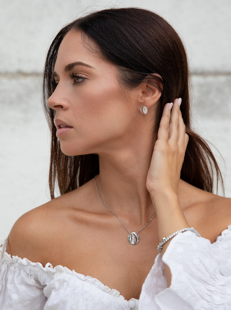 Collar pequeño de plata circular con volumen y circonitas