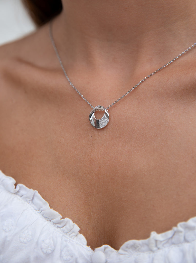 Collar pequeño de plata con circonitas circular