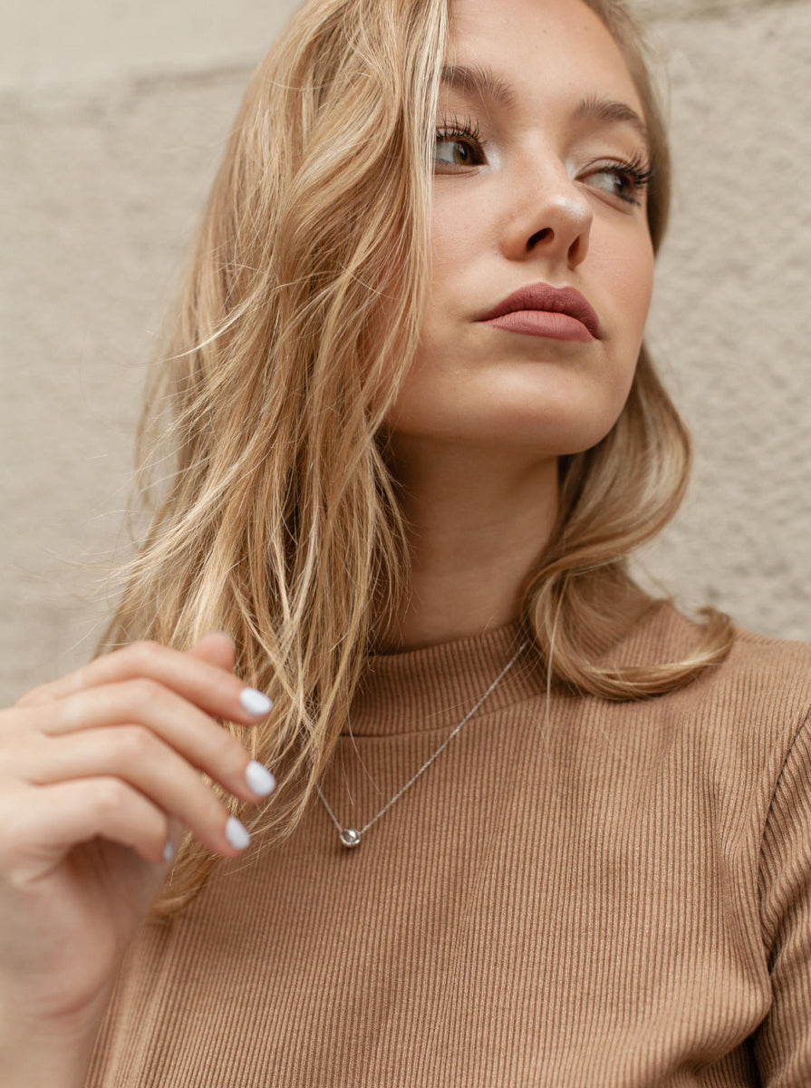Collar pequeño forma lazo con circonitas