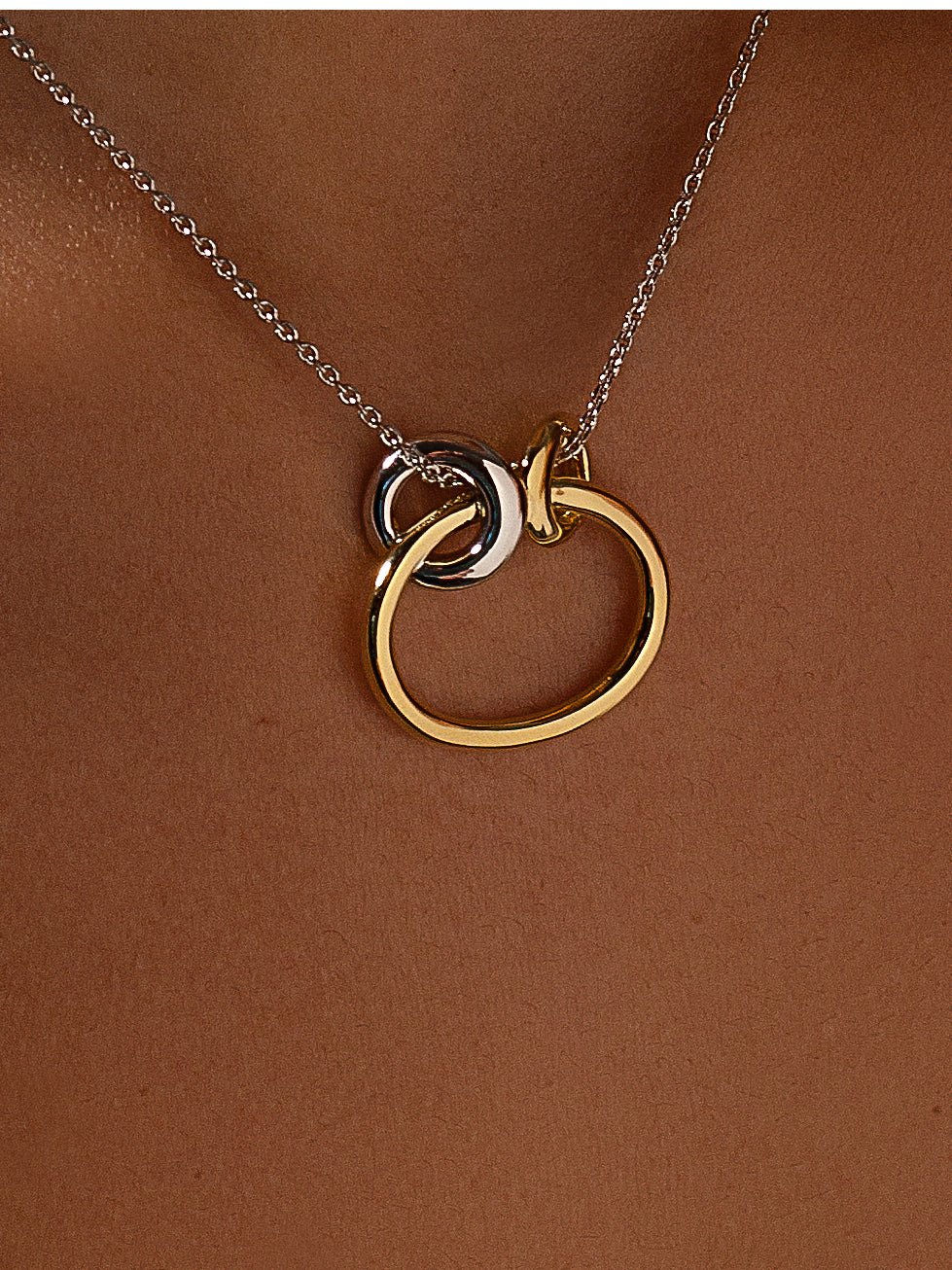 Collares con colgantes diseño aro bañado en oro formado por dos argollas pequeñas en la parte superior-LINEARGENT