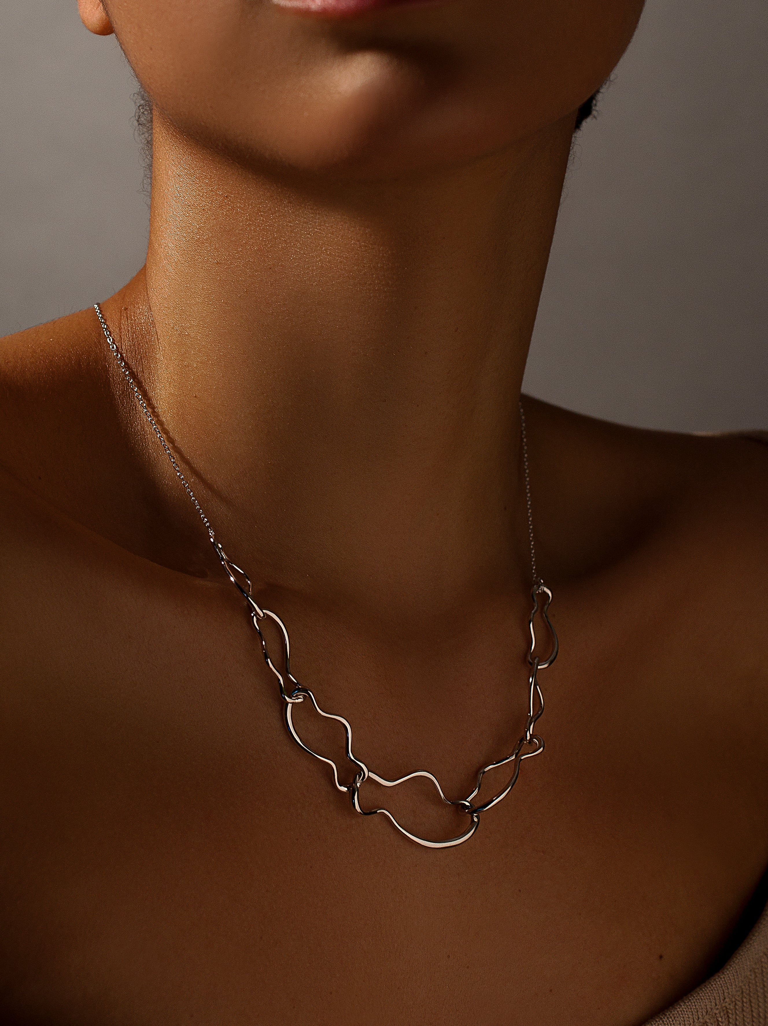 Collares con colgantes diseño eslavones irregulares en plata lisa