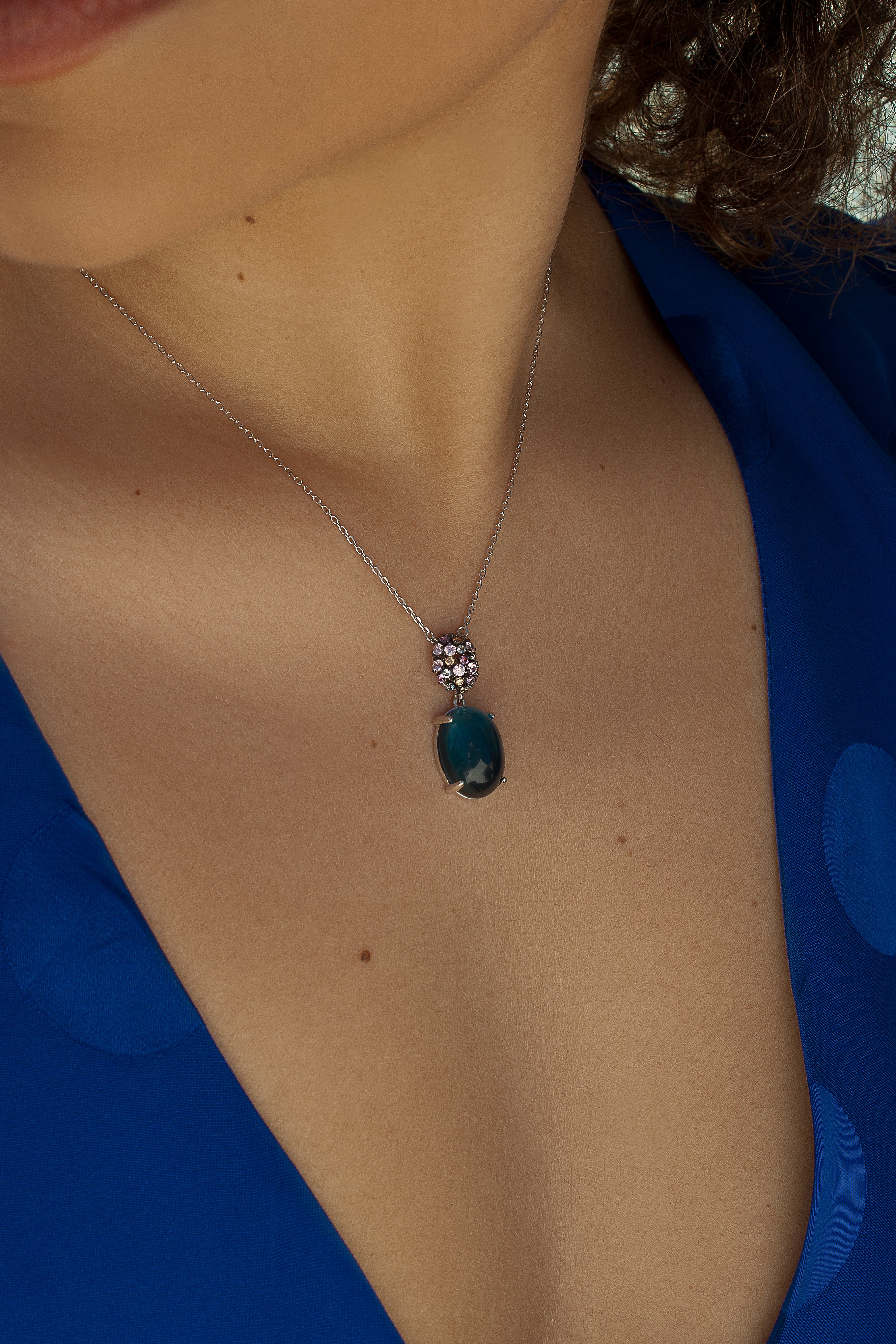 Collares con piedras en tono navyblue y circonitas de colores