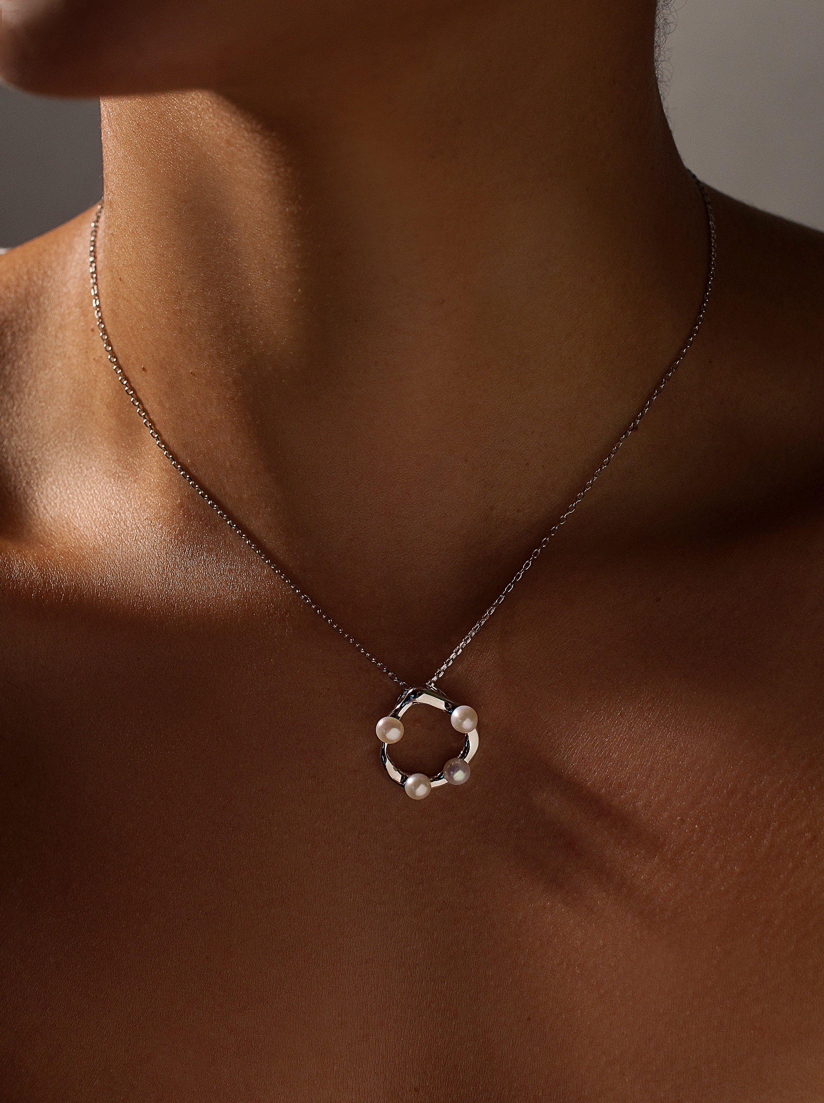 Collares originales de plata diseño irregular con mini perlas incrustadas