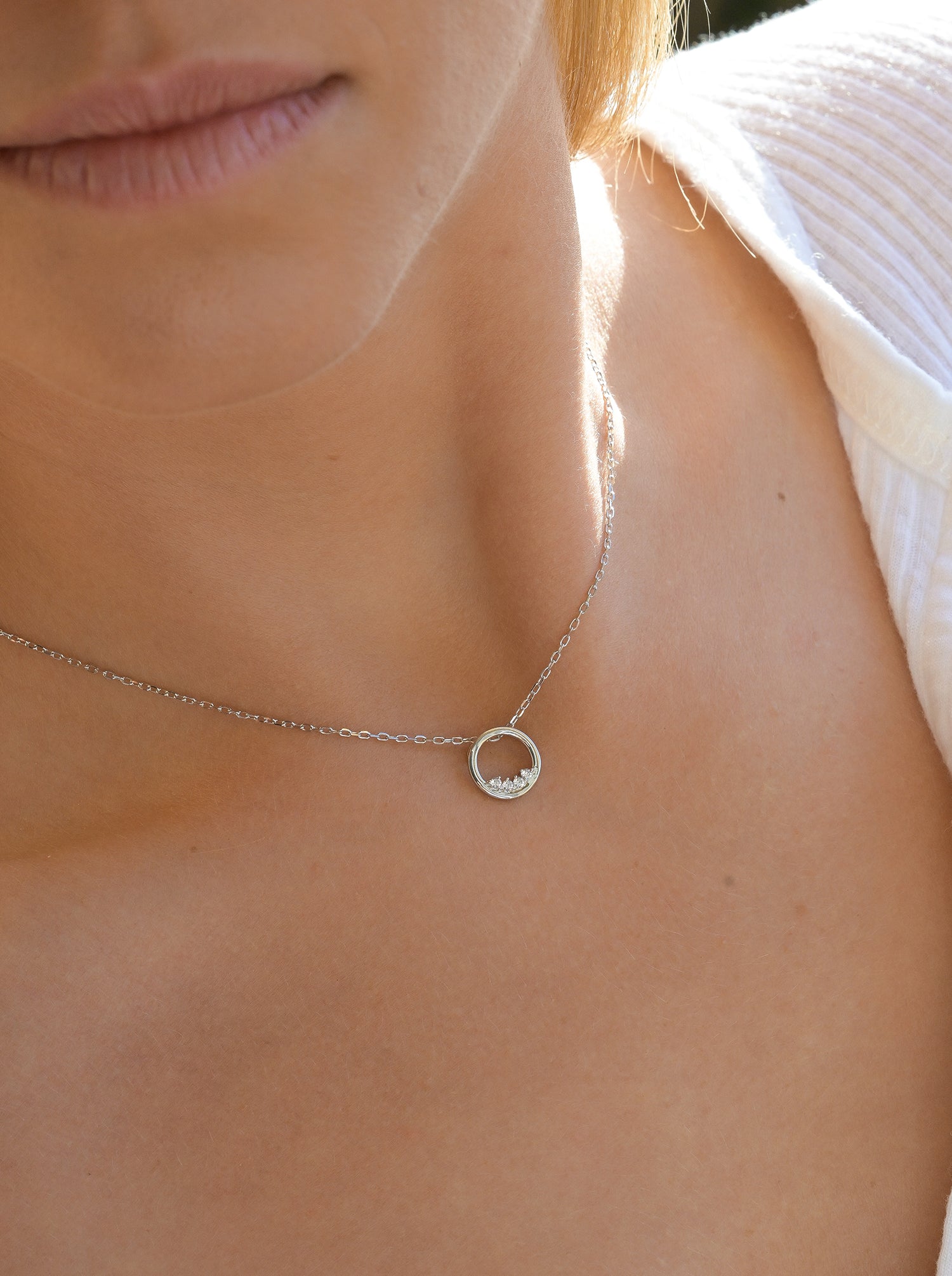 Collar pequeño circulo con mini circonitas