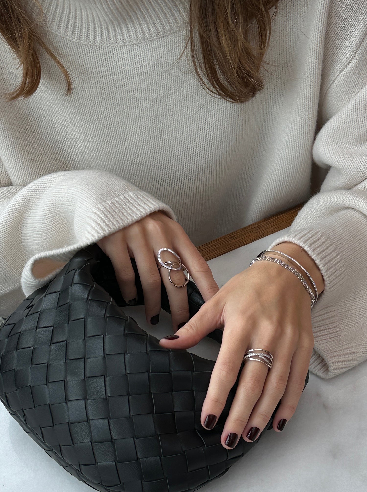 Anillos anchos diseño de varios raíles con circonitas