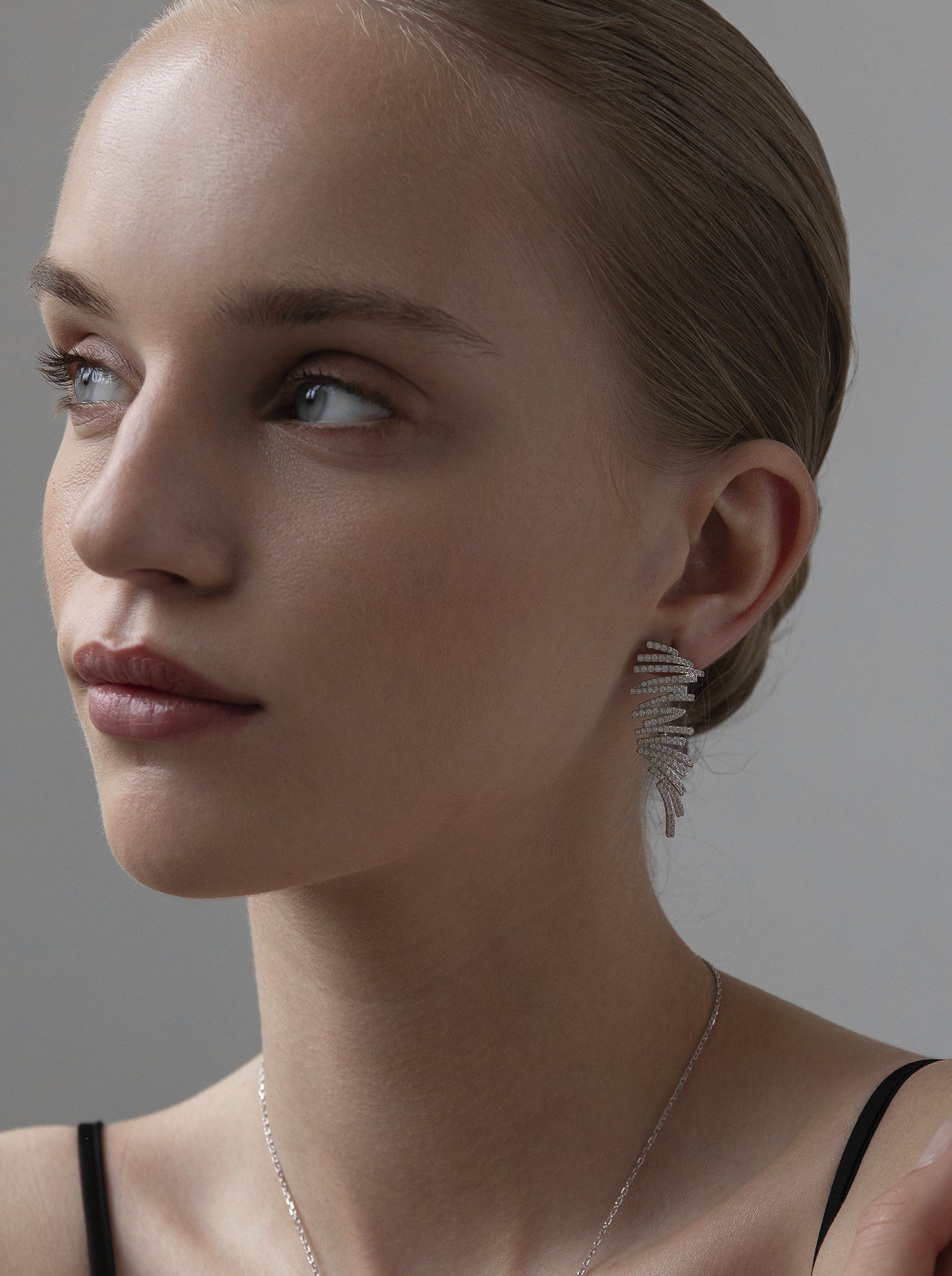 Pendientes largos de plata con circonitas en diseño zigzag