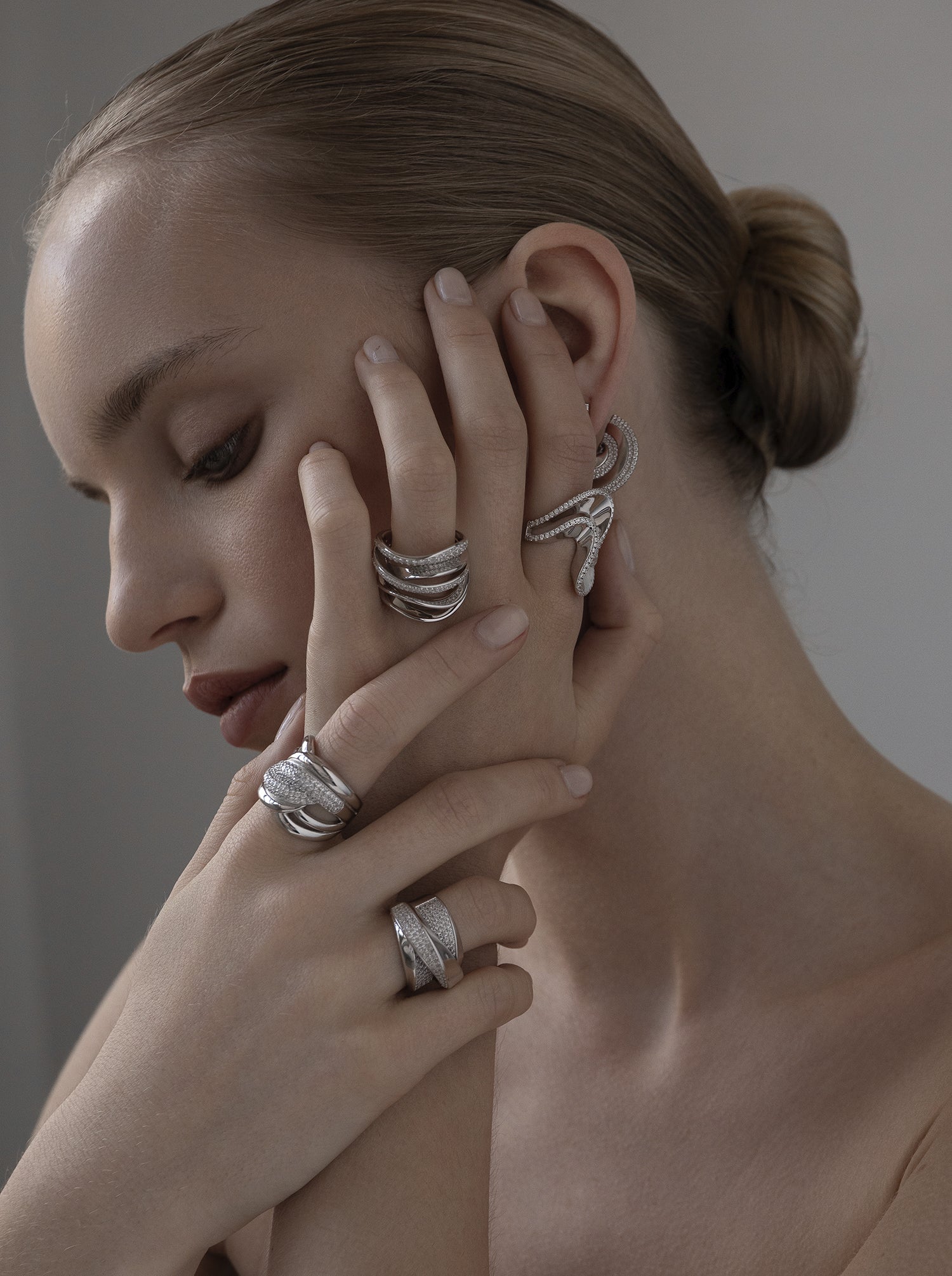 Anillo ancho de plata con circonita con volumen