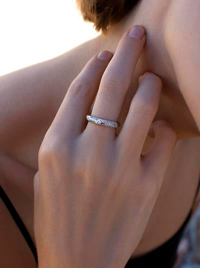 Anillos circonitas diseño desigual circular