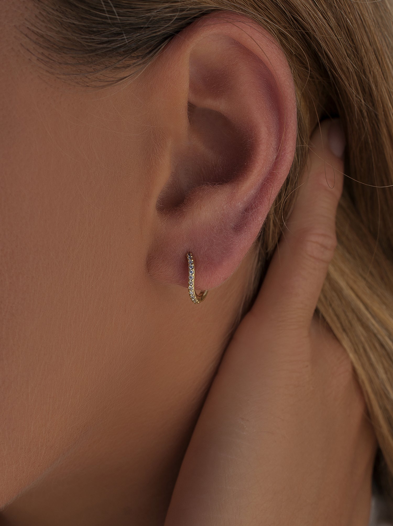Pendientes aros muy pequeños curvilíneos con circonitas y baño de oro