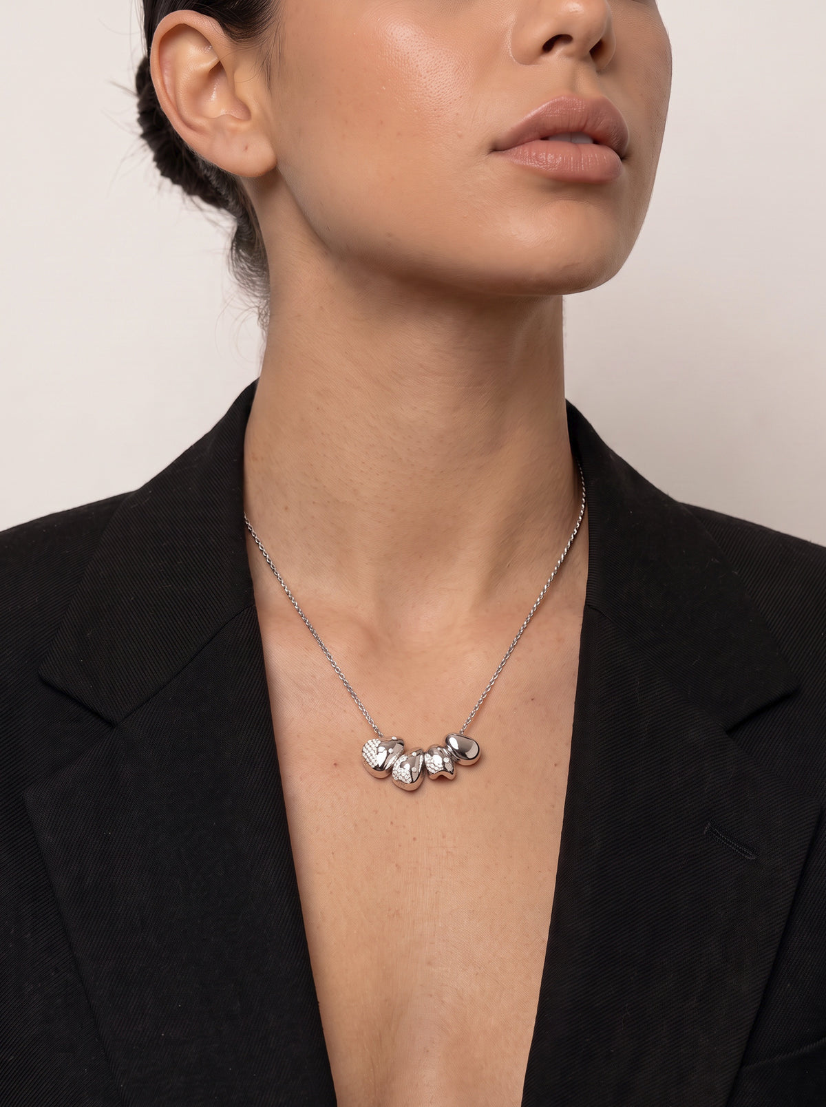 Collar de plata con piezas orgánicas y circonitas