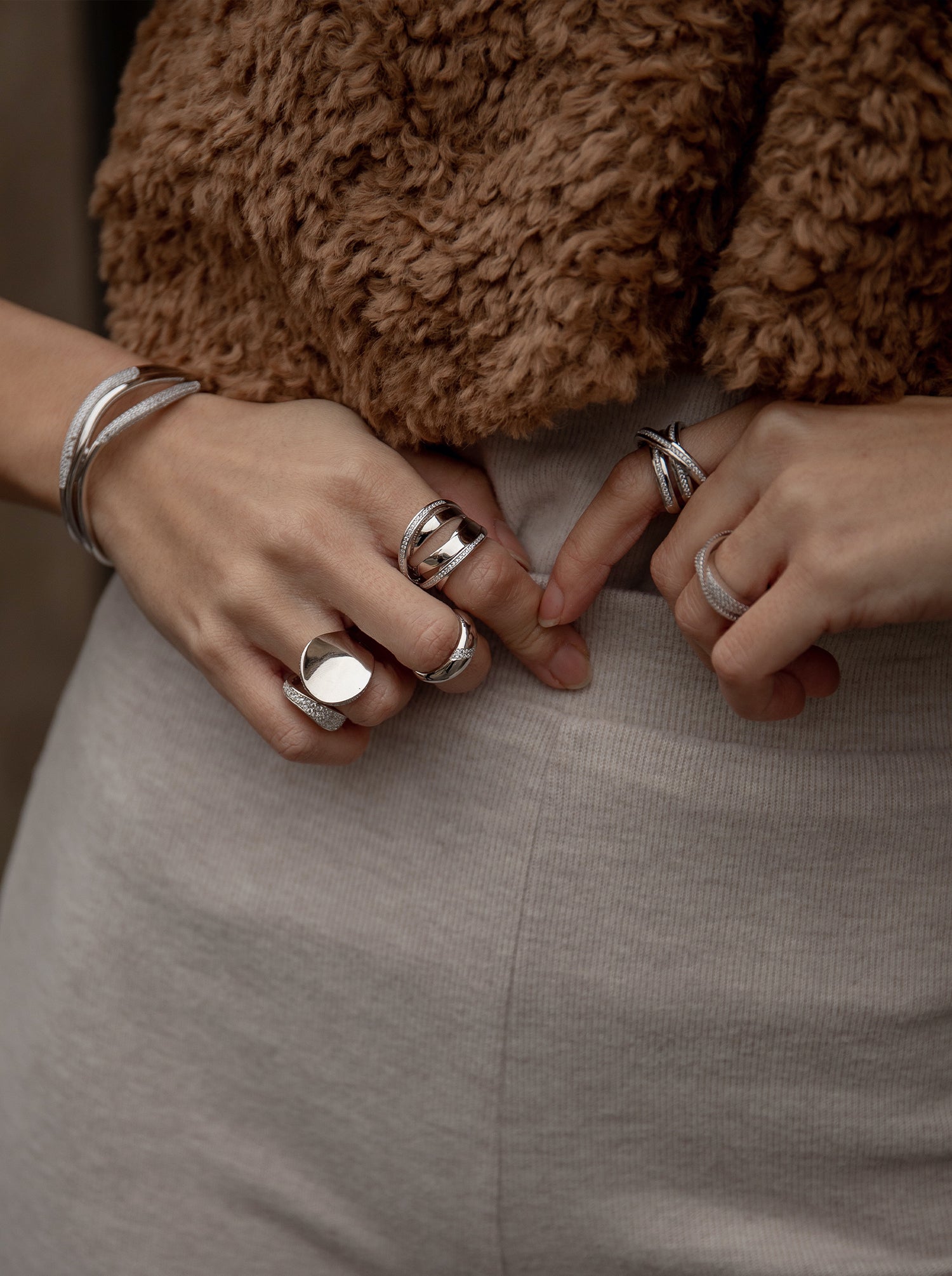 Anillos de diseño abierto formado por circonitas laterales