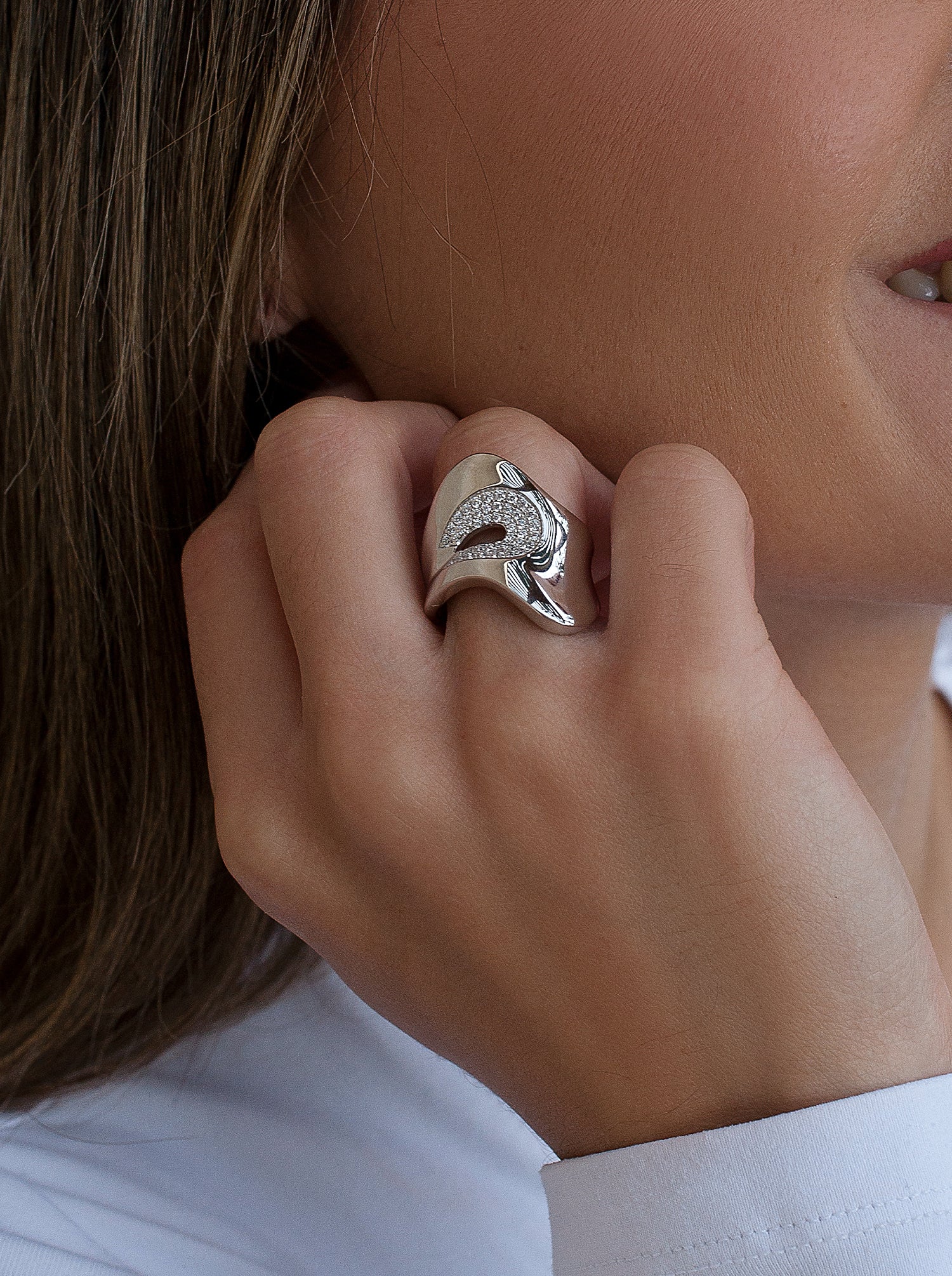 Anillos anchos diseño superpuesto con circonitas