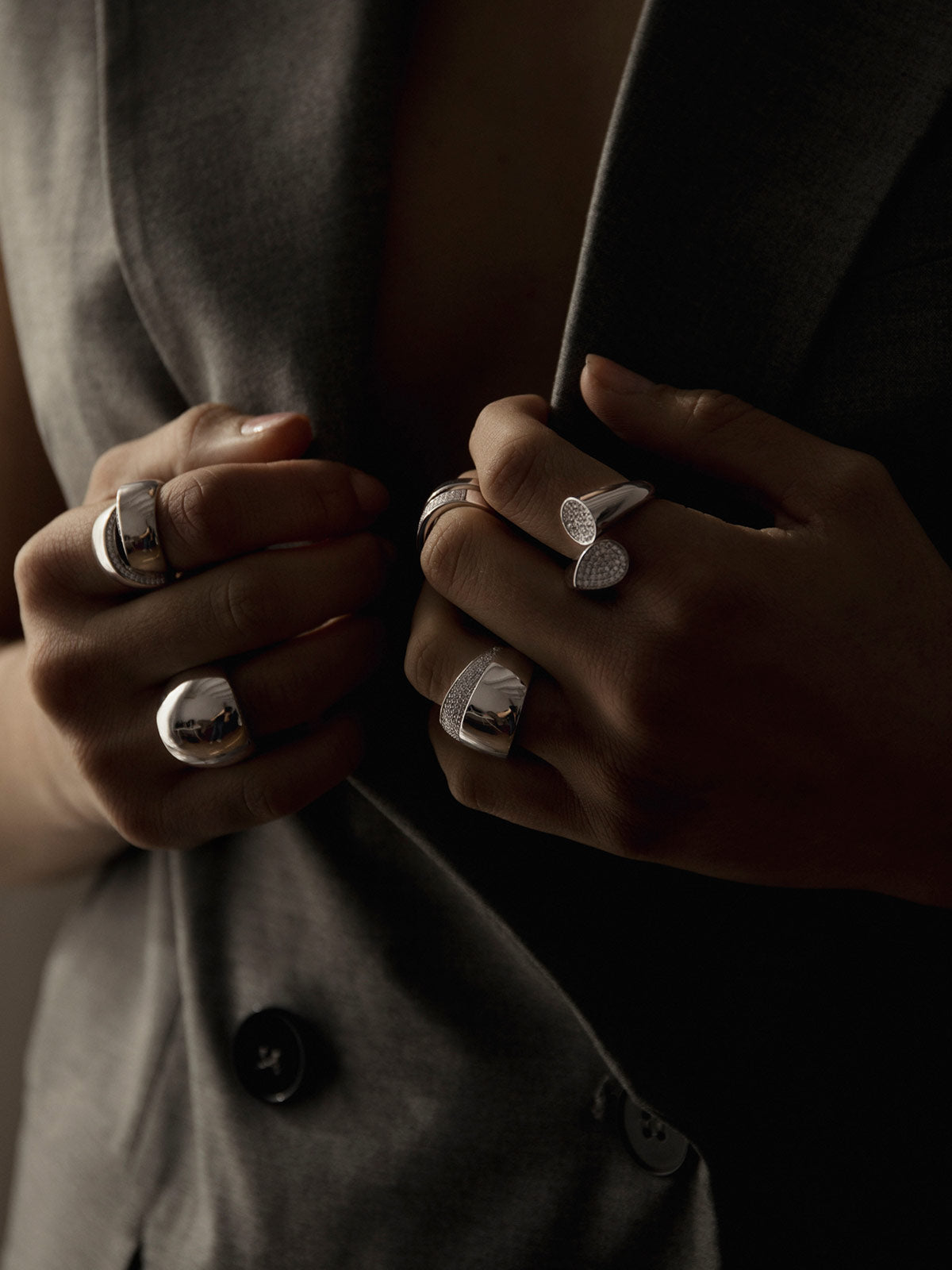 Anillos anchos diseño redondo con circonitas laterales