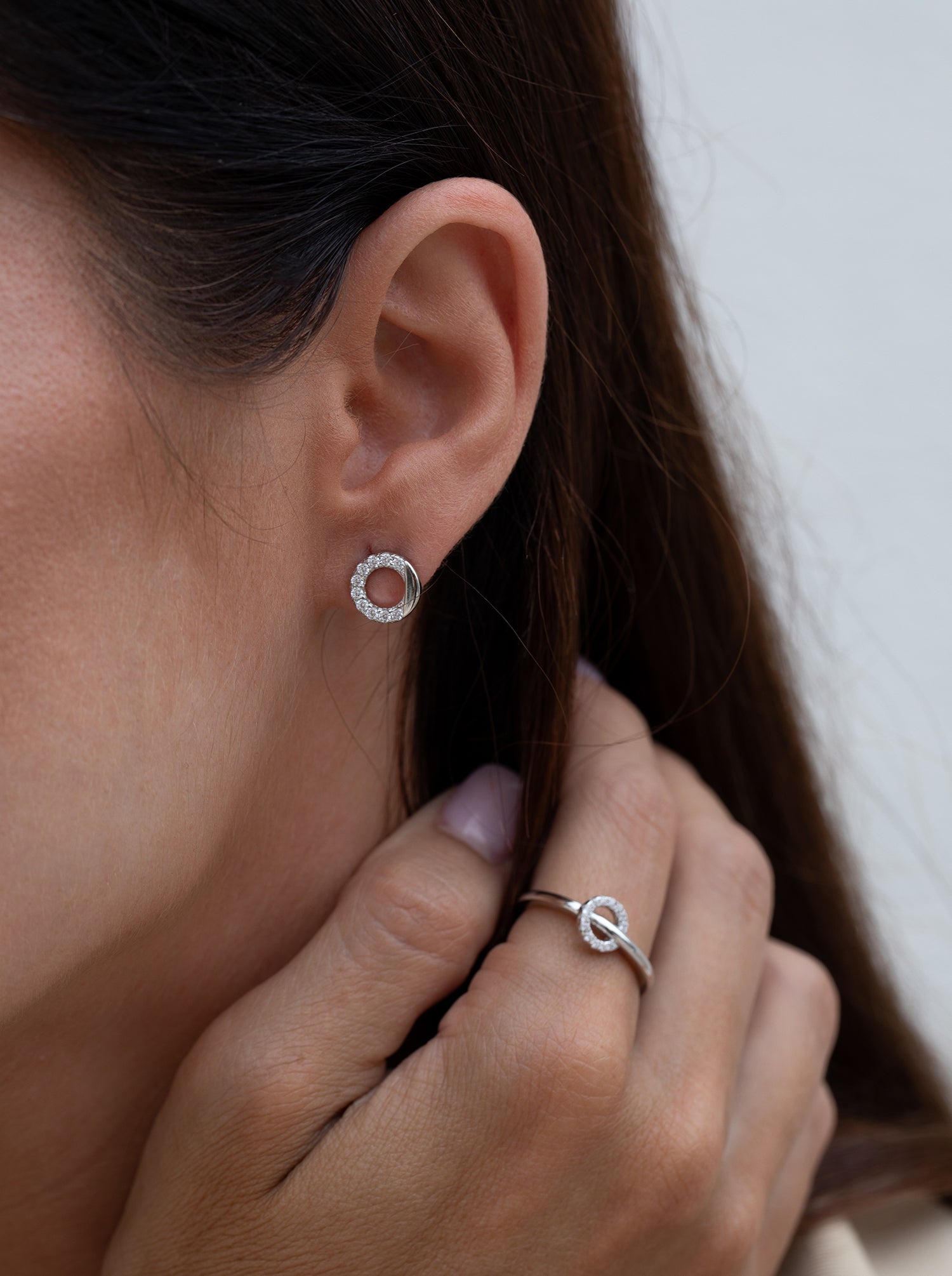 Petites boucles d'oreilles ornées de zirconiums cubiques, motif double cercle.
