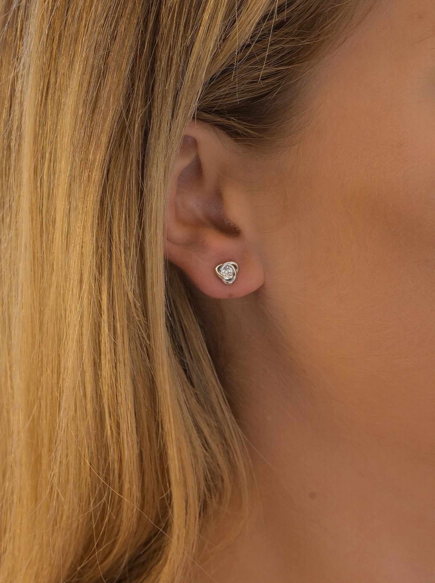 Petites boucles d'oreilles en argent à motif spirale ornées de zirconiums cubiques