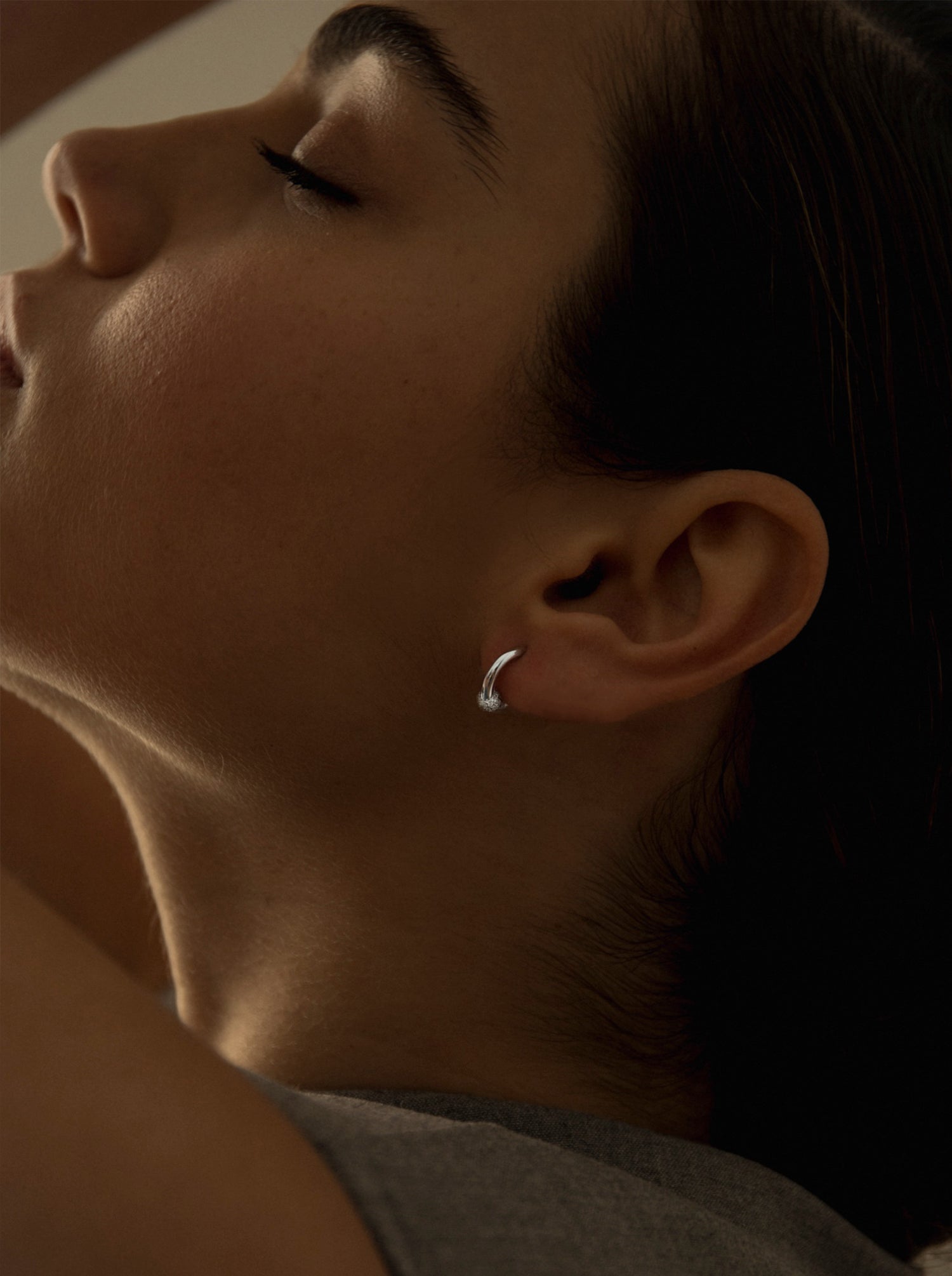 Petites boucles d'oreilles créoles en argent avec un motif en oxyde de zirconium à la base