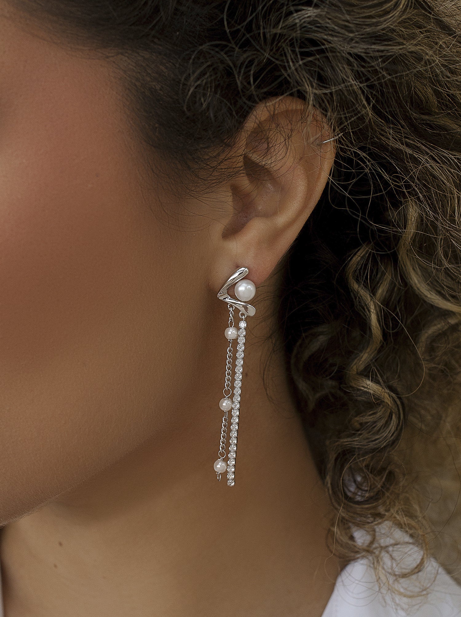 Longues boucles d'oreilles ornées de perles et de zirconiums cubiques