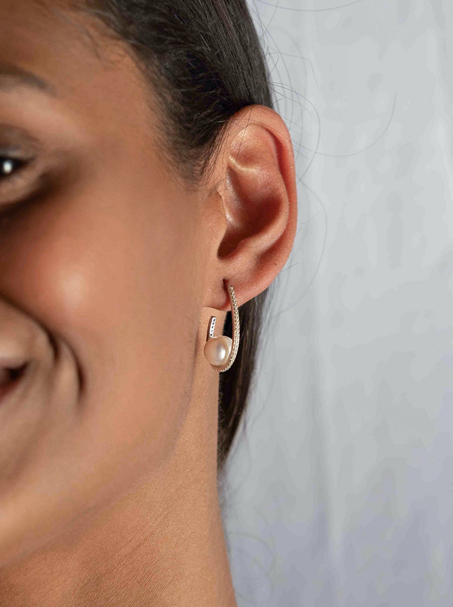 Boucles d'oreilles élégantes en argent et perles, au design ajouré