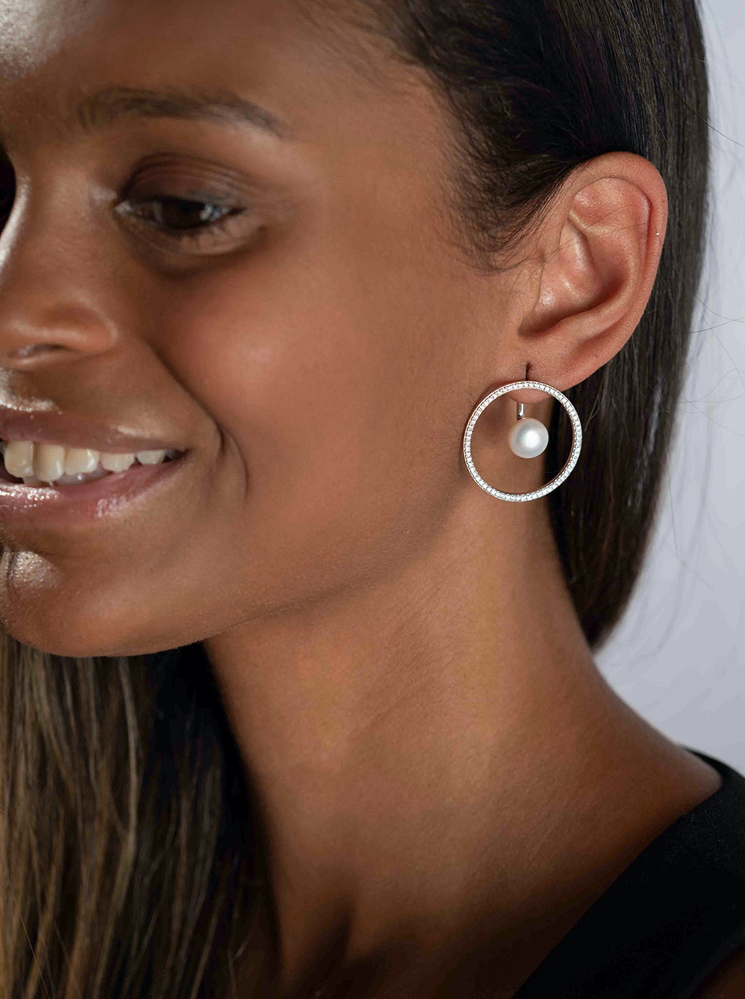 Boucles d'oreilles circulaires avec perle centrale et zircone cubique