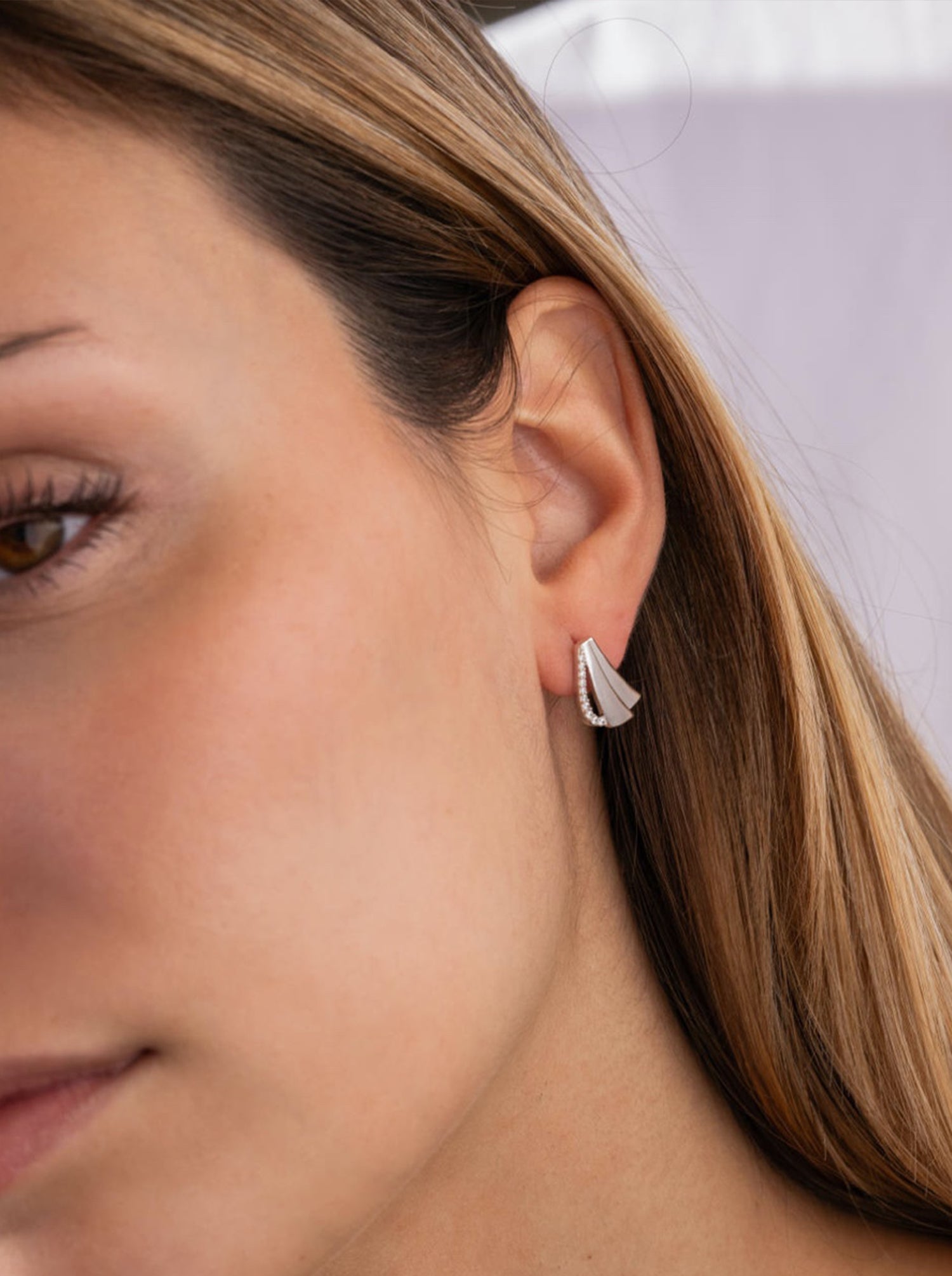 Fan-shaped silver earrings with cubic zirconia