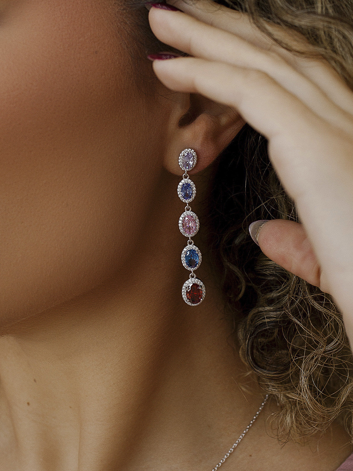 Pendientes de piedras de colores tonos vibrantes