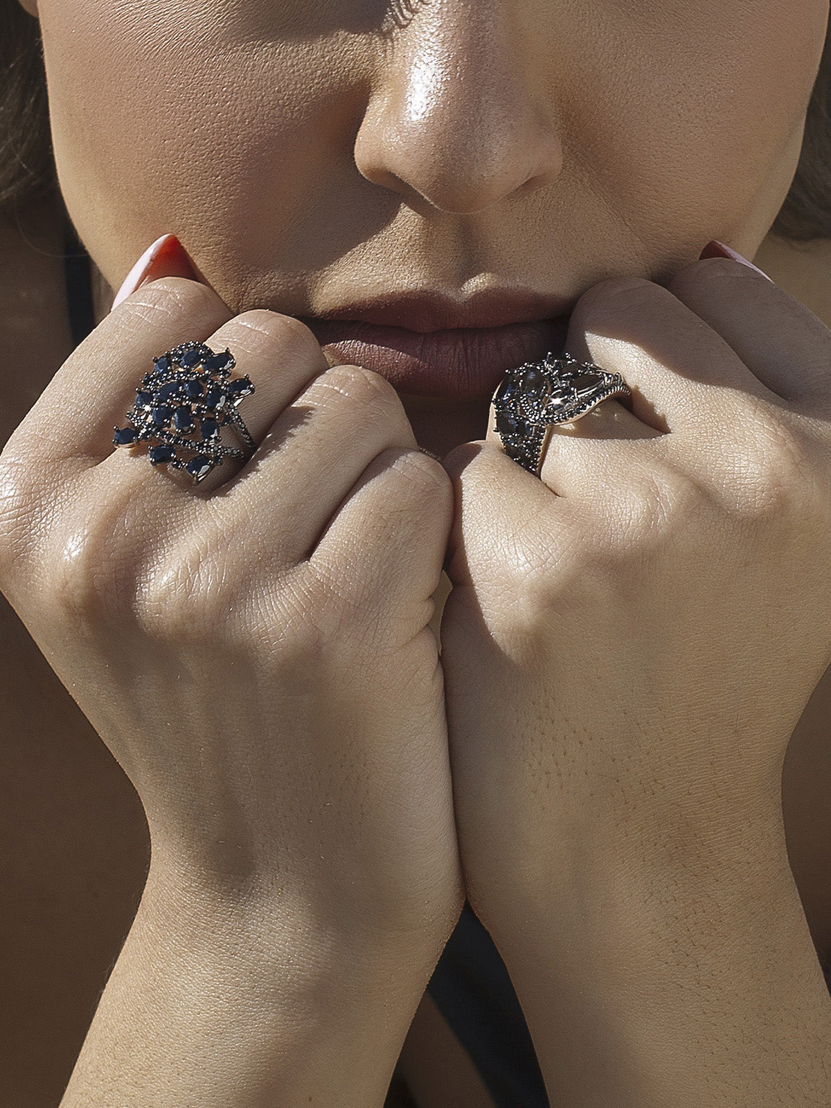 Anillos anchos de circonita estilo floral color negro
