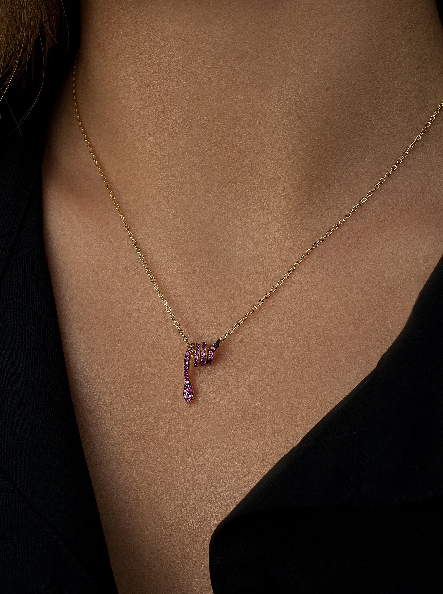 Collar de plata bañado en oro con colgante de serpiente y piedras