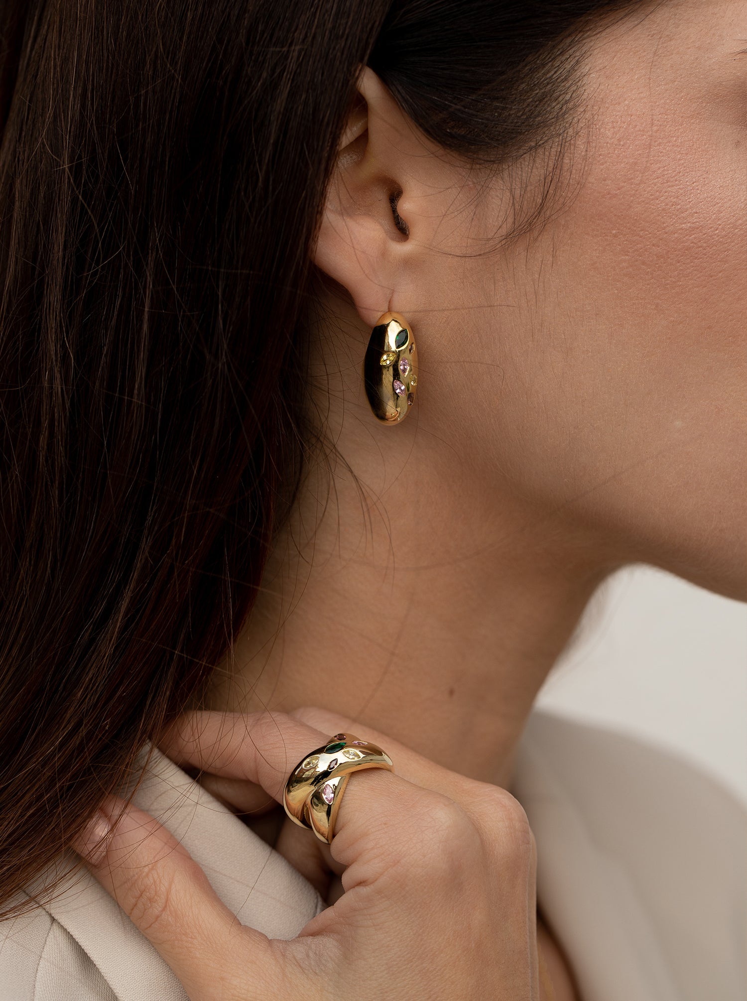Pendientes con piedras de colores con diseño ovalado