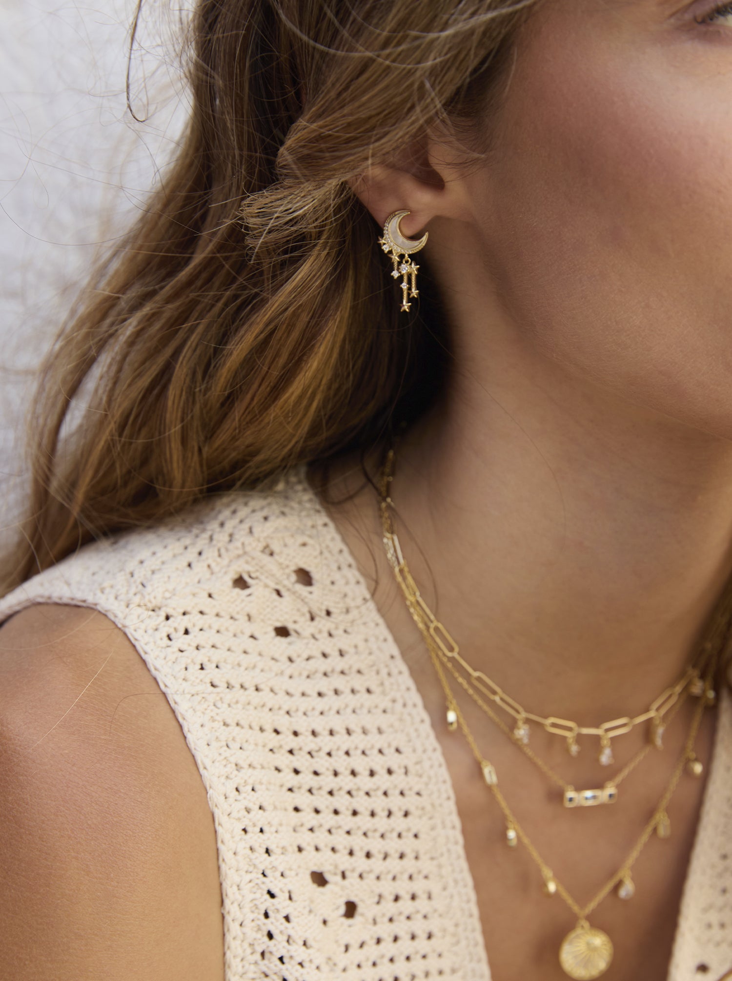 Boucles d'oreilles avec pendentifs inspirés de l'univers céleste