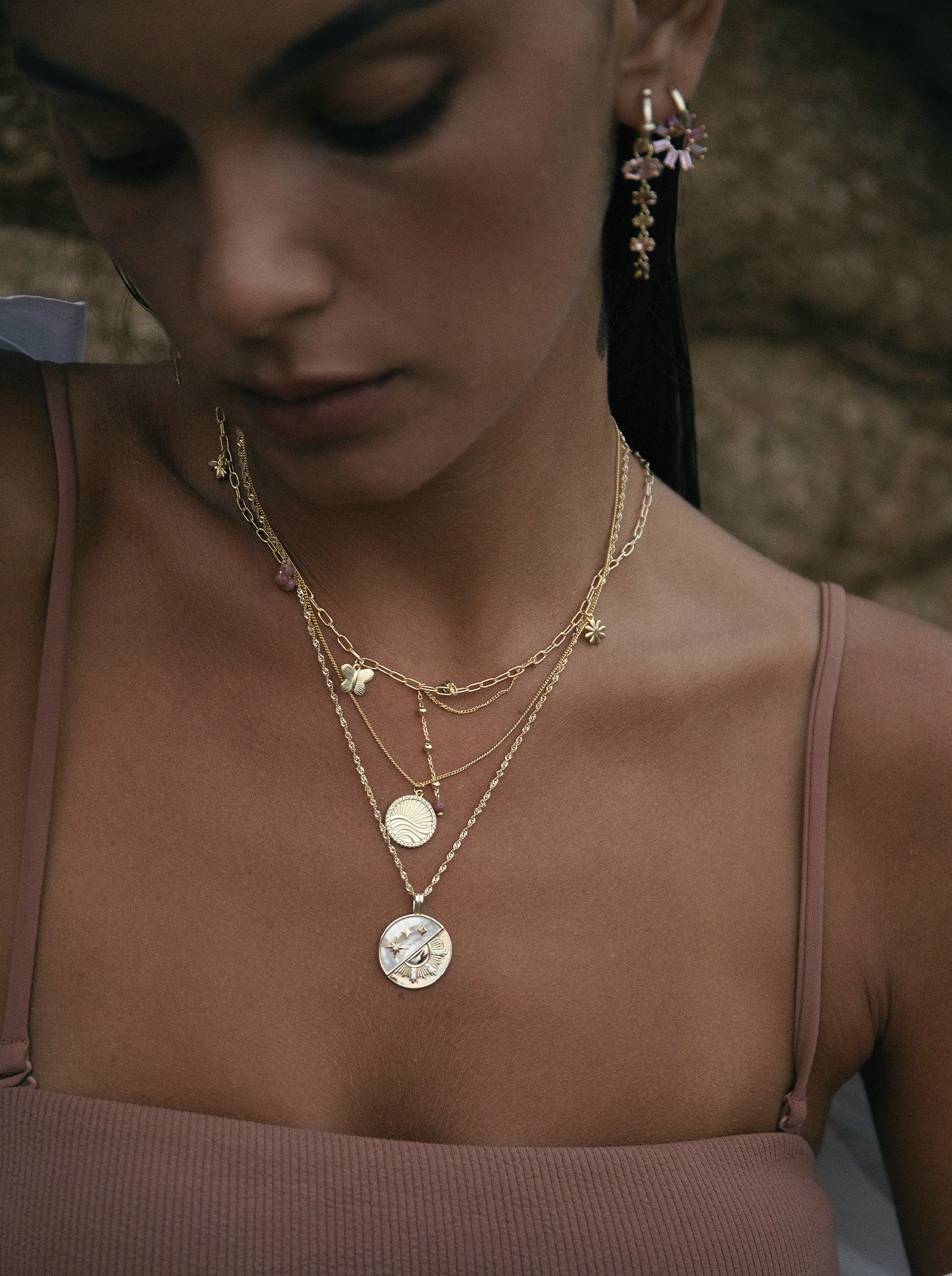 Collier en argent sterling doré avec médaille ronde gravée