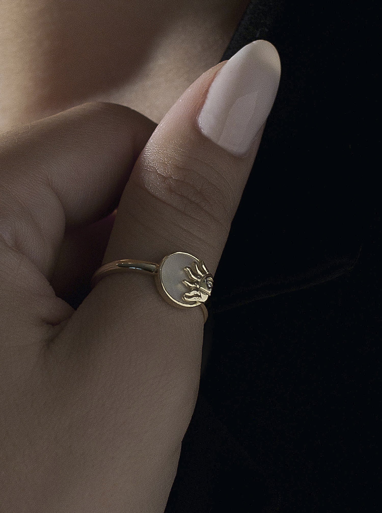 Bague chevalière en argent ornée d'un motif solaire et de nacre