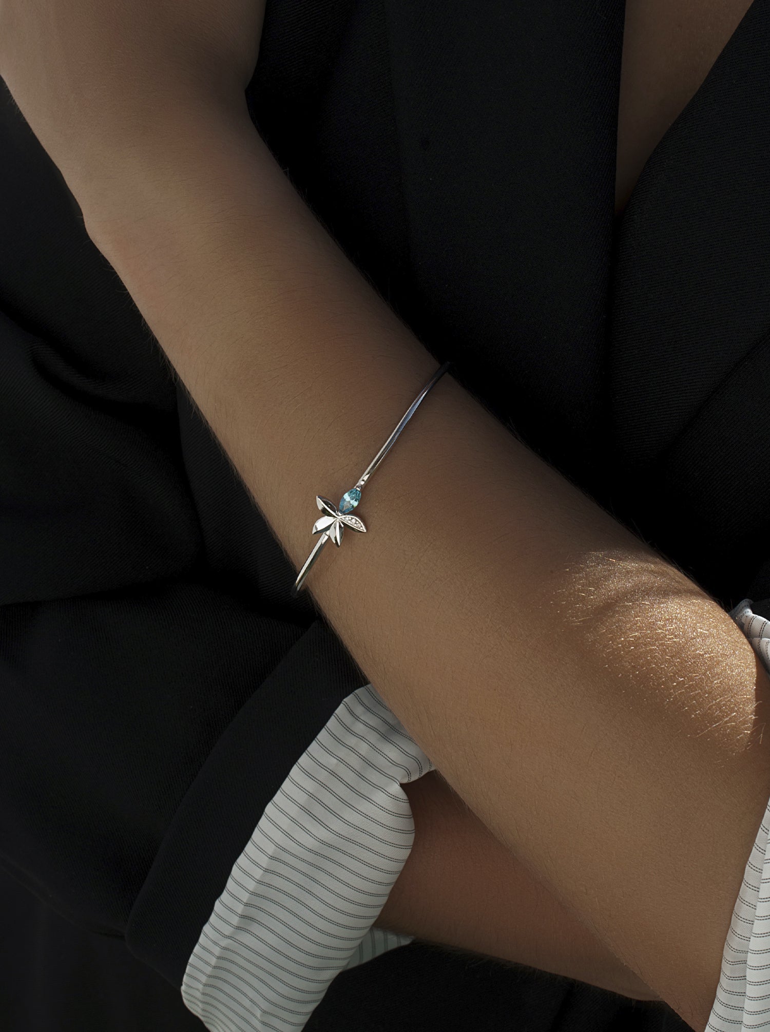 Pulsera rígida de plata 925 con hoja y piedra azul marquesa