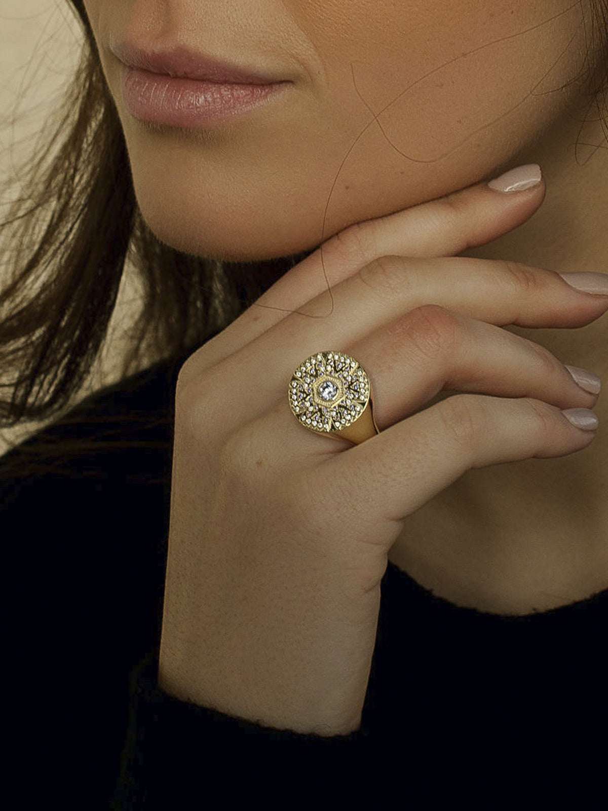 Anillos con piedras tono púrpura diseño redondo