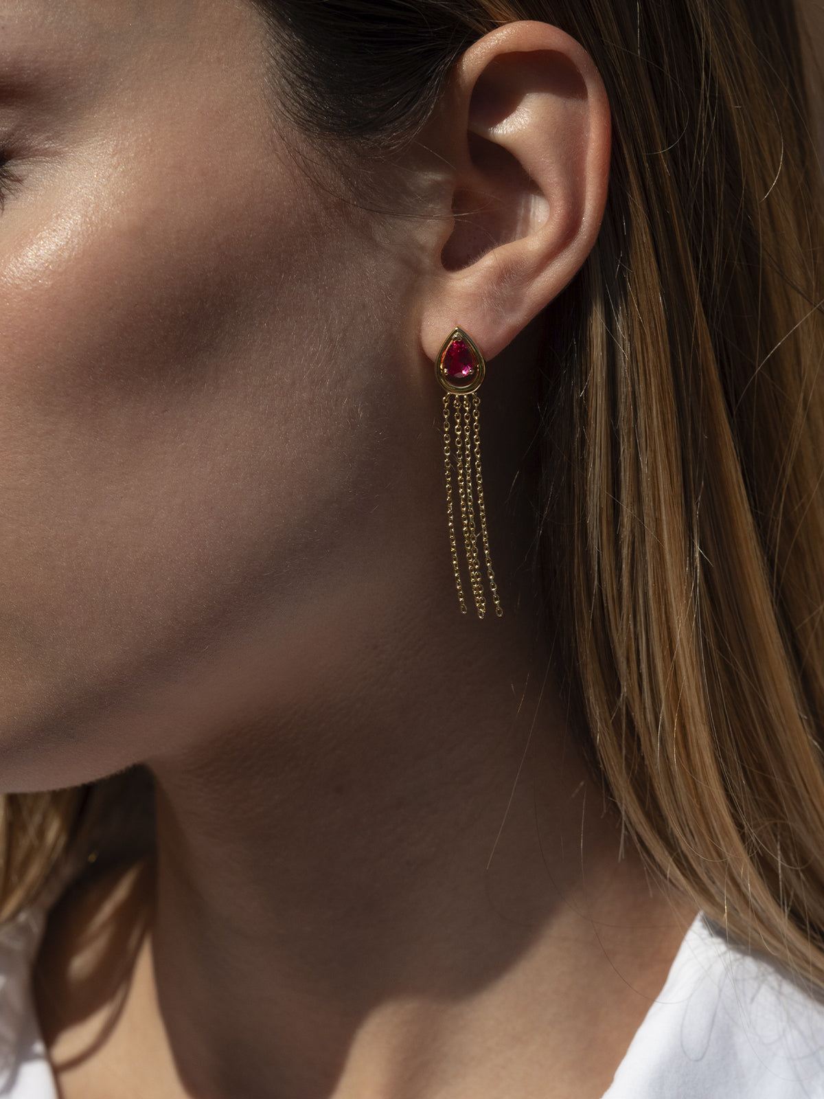 Pendientes largos de plata diseño cortina con gema rubí