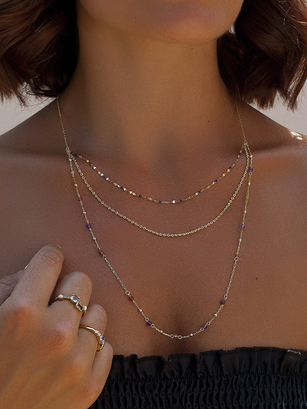 Collar multicapa lavanda de plata bañada en oro con piedras
