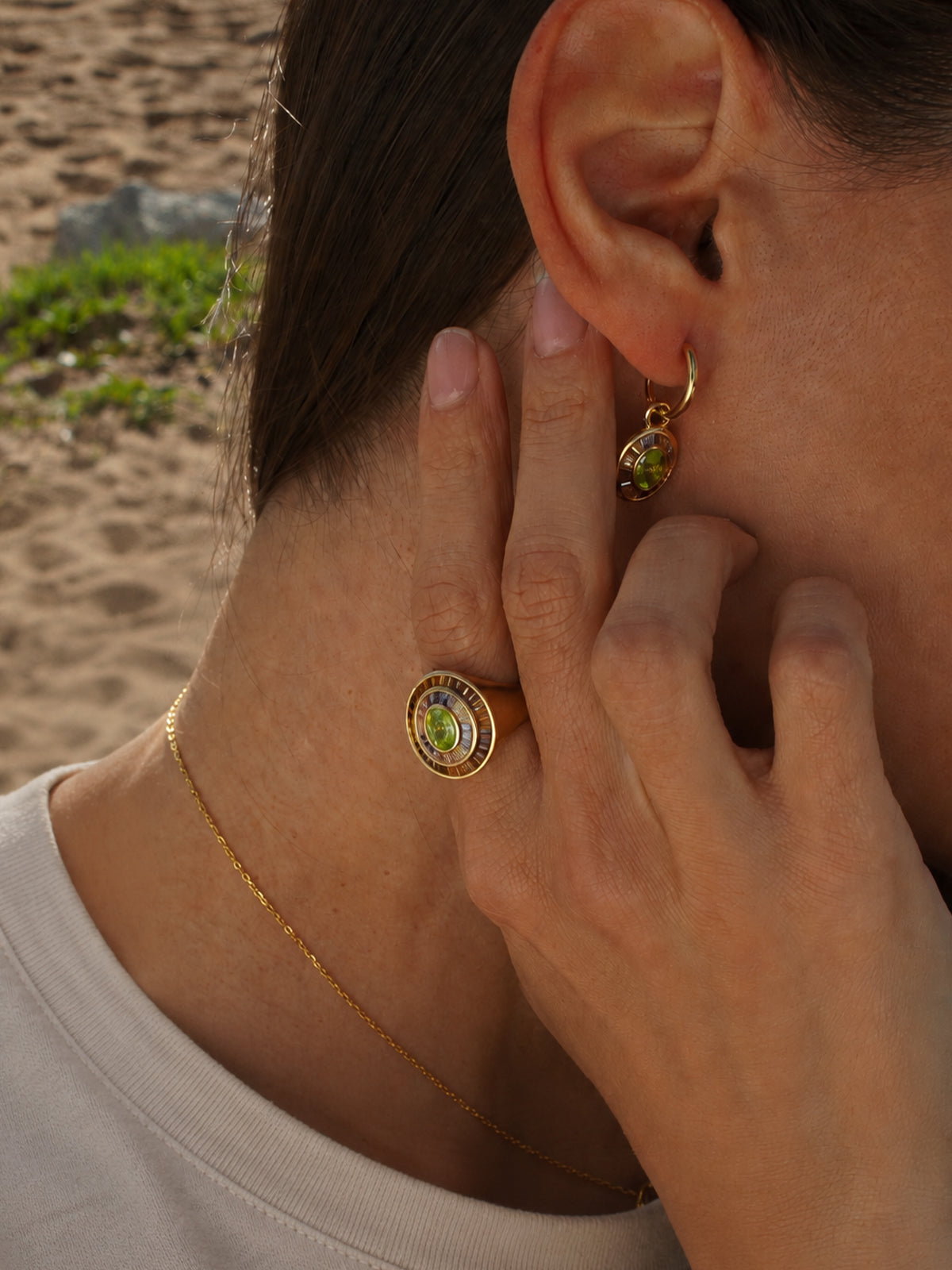 Anillo sello halo verde en plata bañada en oro con circonitas